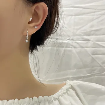 Xingyunday Четырехконечная Звезда Обеци за Жени Темперамент Актриса Луната Ушни Ключалката Корейската Мода Сребърен Цвят Бижута